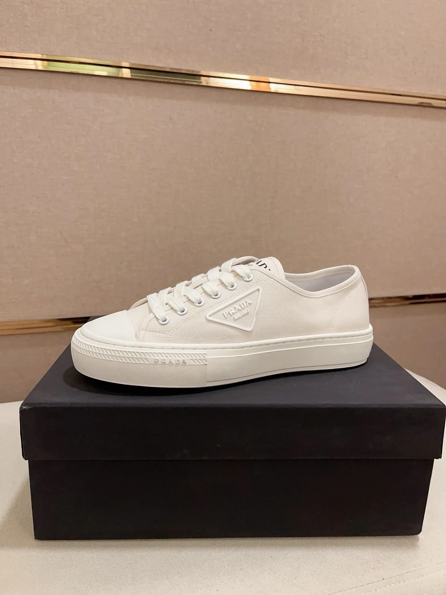Men's shoes 💰 580💰 ✔️✔️✔️High-quality new PRADA counters are launched at the same time. The new men's shoes and 😘fabrics are selected from first-layer cowhide and are made by pure handicrafts. Lining: Full cowhide lining. 👍🏿 High-end ☄️ air-cushion molded anti-slip rubber outsole, exquisite lines, simple and elegant, comfortable and high-end for leisure travel. Code number: 38 to 44 (45 can be customized)